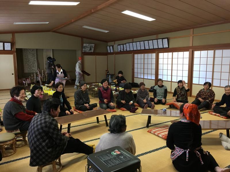 参加者が輪になって談笑している様子