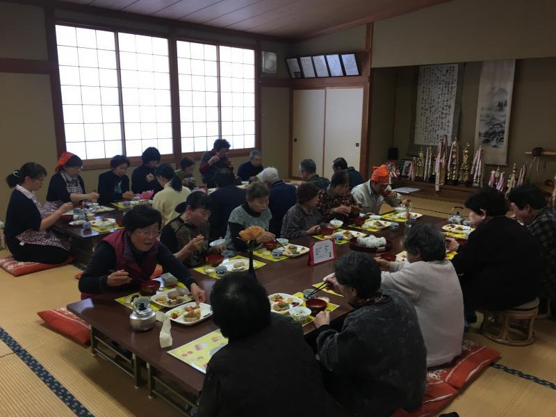 参加者がランチを食べている様子