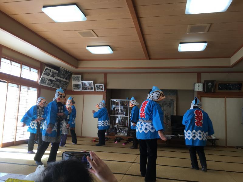 踊りを披露する参加者の様子