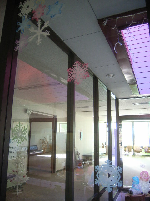 折り紙で作った雪の結晶の飾りの写真