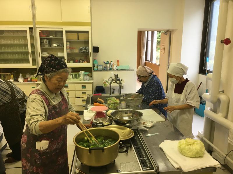 ふれあい料理教室での作業中の女性写真
