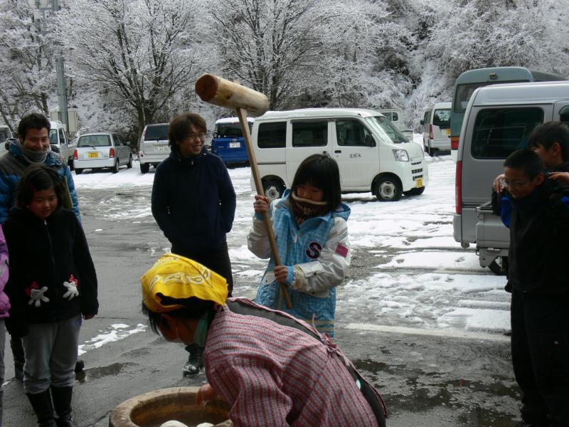 餅つきをする児童