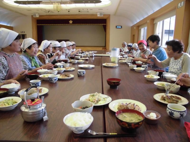 みんなで食事をしている写真