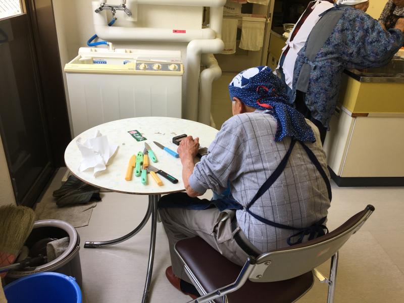 包丁を研いでいる源市さんの写真
