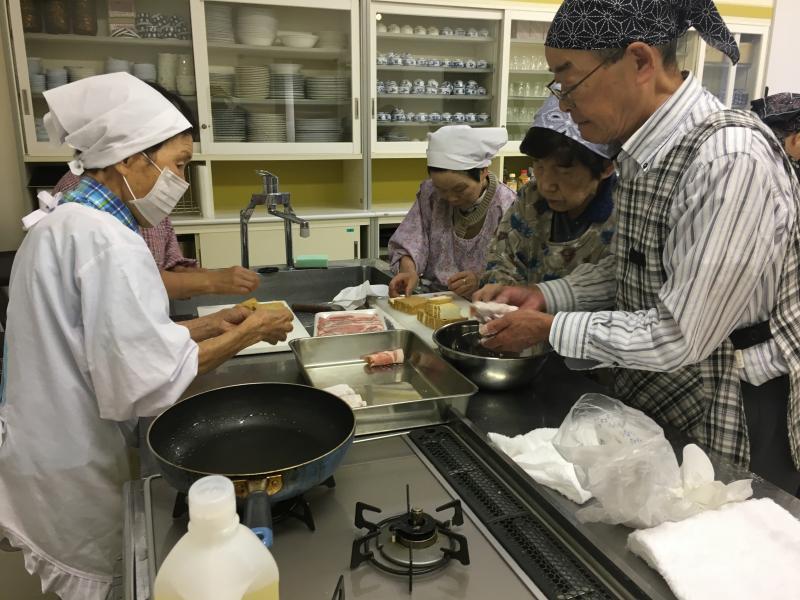 厚揚げの豚肉巻を作っている写真