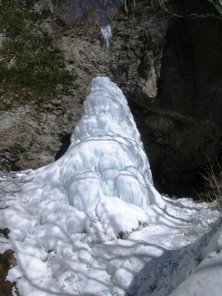 三滝山の氷柱写真