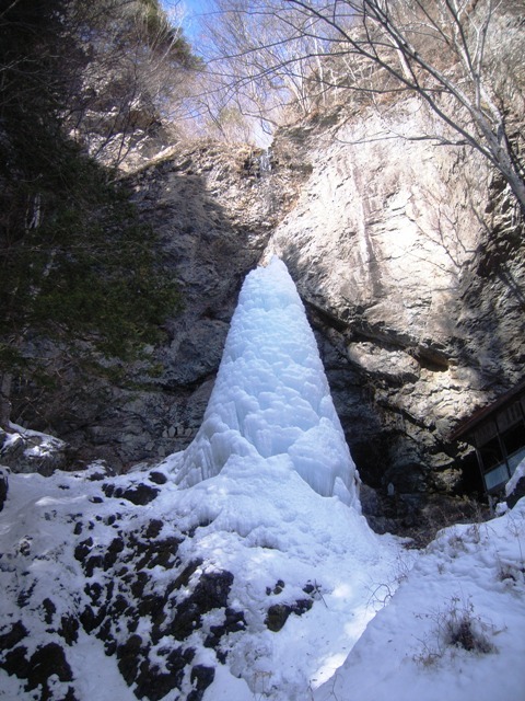 先端が溶けてしまった三滝の氷の写真
