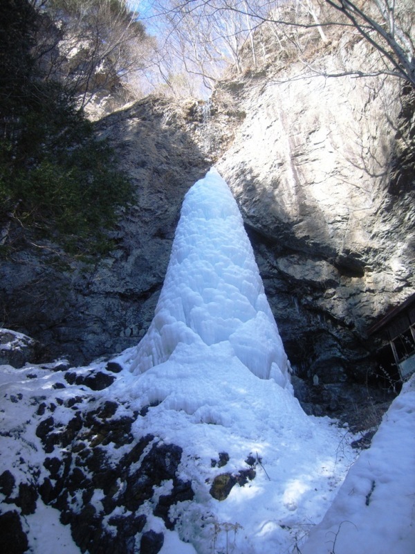 なかなか成長しない三滝の氷の写真