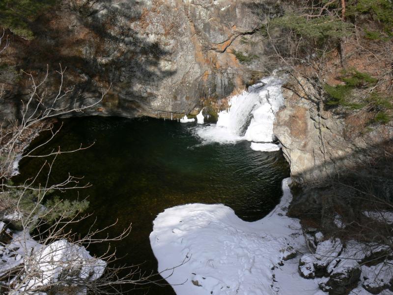 箱瀬の滝の滝つぼの端だけが凍っている写真