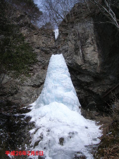 もう少しで上まで届きそうな三滝の氷瀑の写真