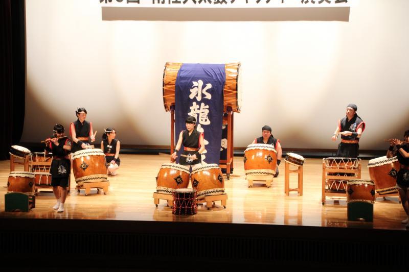 舞台の上で氷龍太鼓を演奏する様子