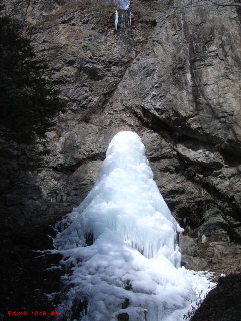 下から凍り始めた大禅の滝の様子