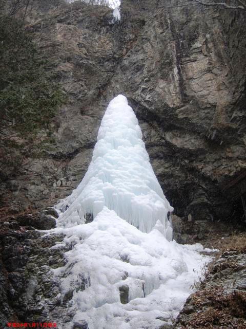 半分くらいまで凍った大禅の滝