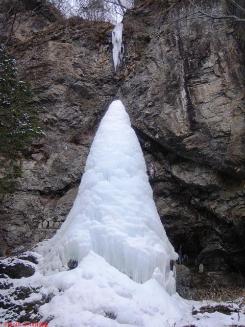 もう少しで上まで氷柱が届きそうな大禅の滝