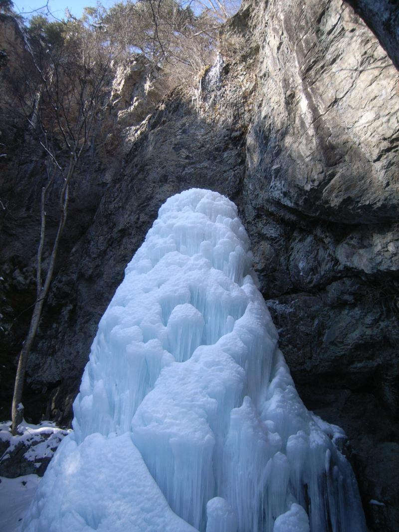 横から見た三滝の氷の様子
