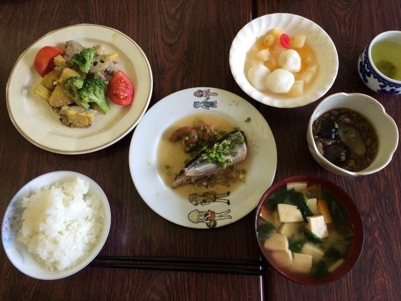 秋の食材を使ったっ献立、ご飯、さんまの梅干し煮、ナスのそぼろ煮、さつま芋ときのこの焼きサラダ、フルーツ白玉
