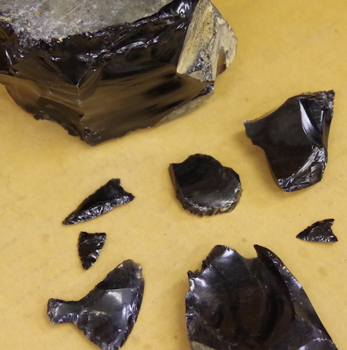 黒曜石で作った石器の写真
