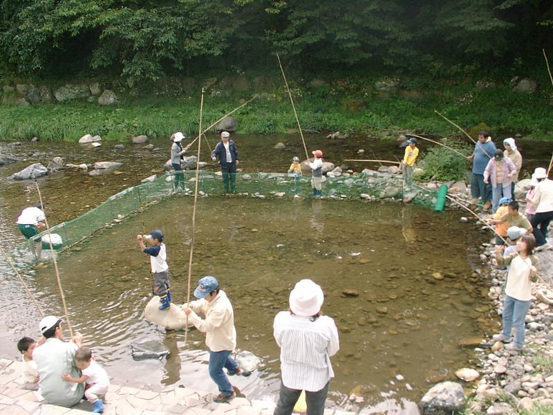 大勢が釣りをしている画像