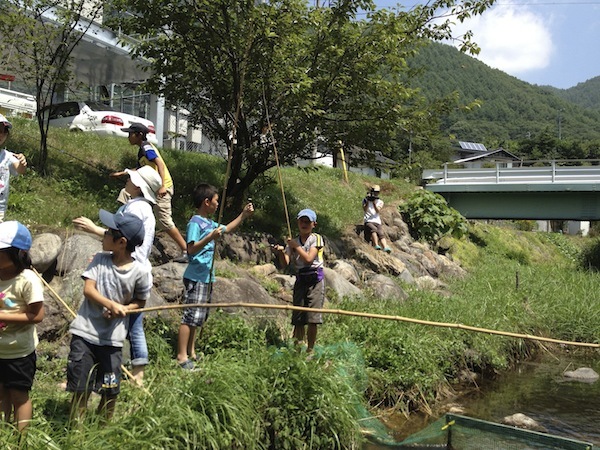 河原で釣りをしている写真