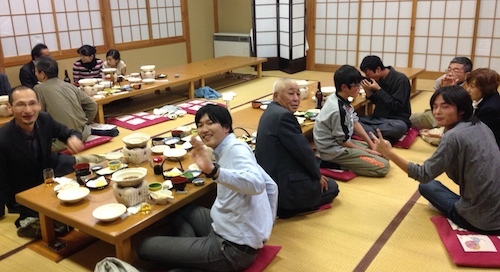夕食を囲んで皆で語らい
