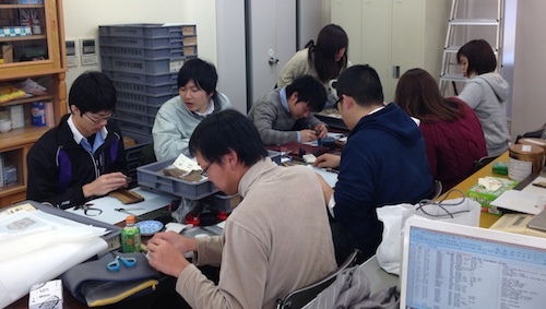 考古学の専門家が遺物整理作業をしている写真