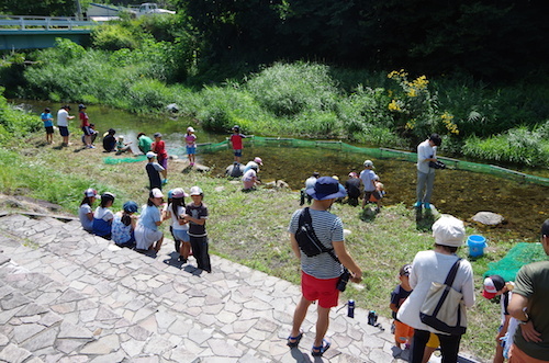 河原で釣りをしている写真