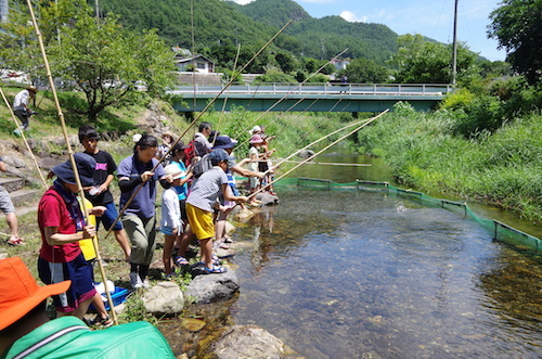 大勢の人が釣りに挑戦している写真