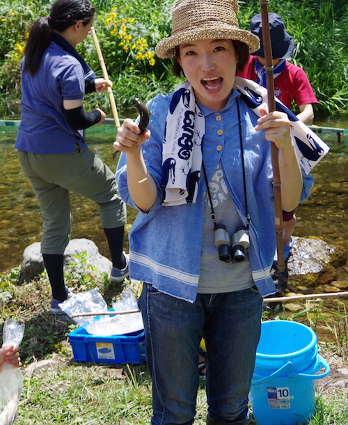 女性の方が魚を釣った写真