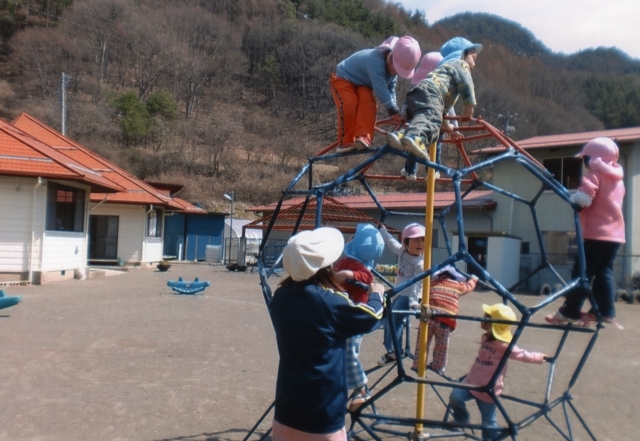 保育所で元気に遊ぶ園児たち