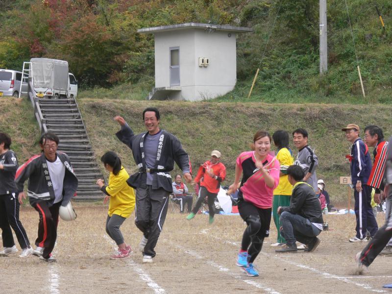 村民大運動会リレーの様子