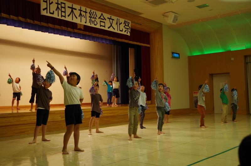 村総合文化祭（ステージでのダンスの様子）