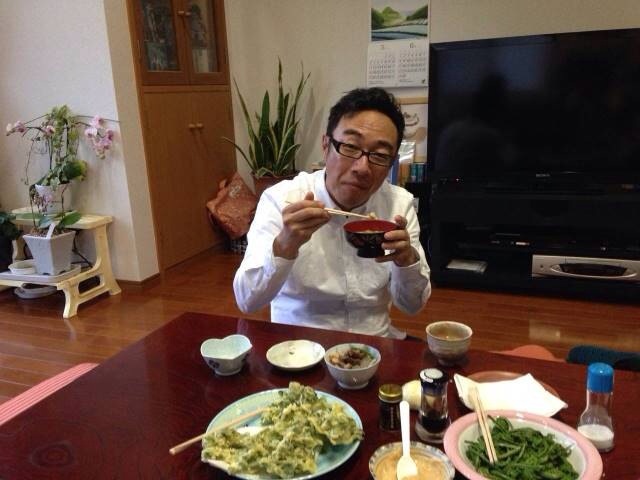 お笑いタレントさんが食事をしている写真