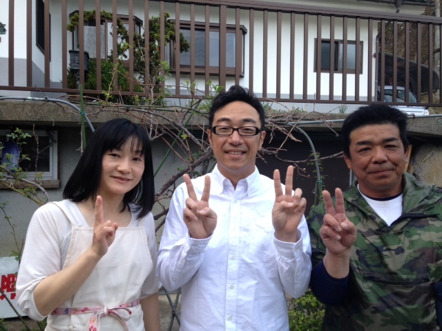 お笑いタレントさんと井出勝治さん夫婦の3人が映る写真