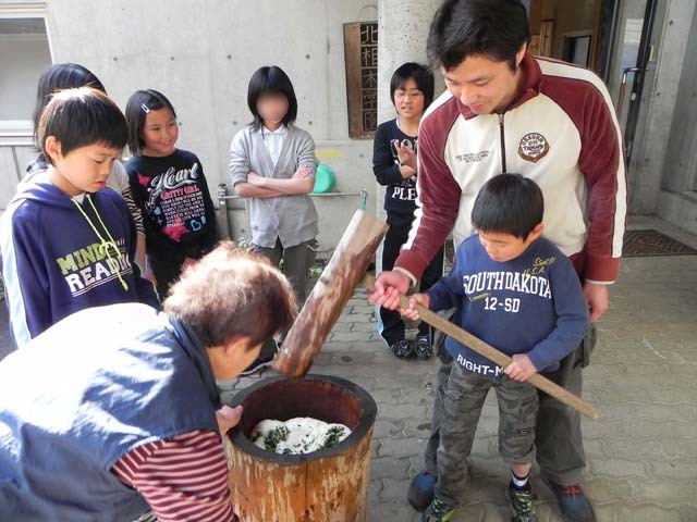 子どもたちと餅つきの写真