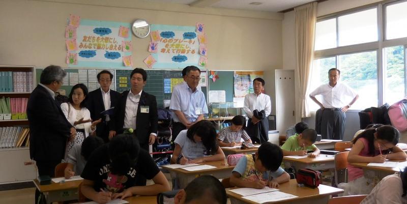 中島副知事が小学校を視察している様子