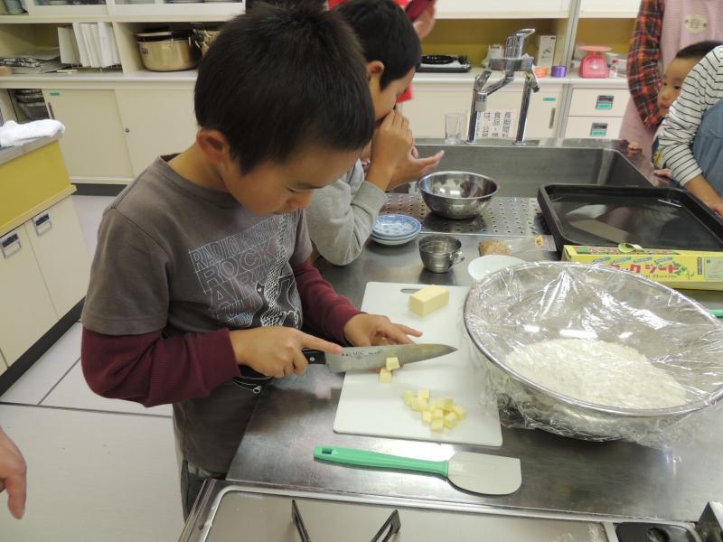 亜麻の種を使ったお菓子作りをする少年の写真