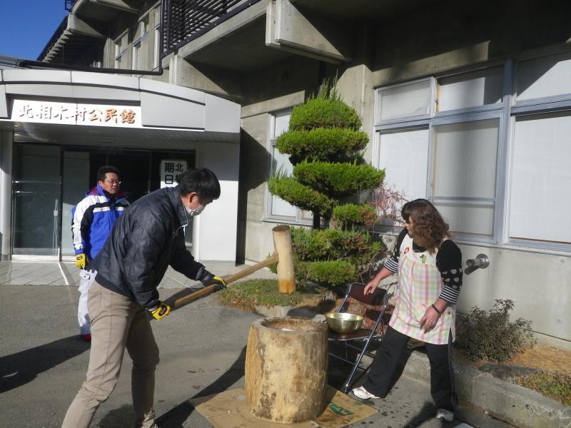 北相木村公民館での餅つきの様子